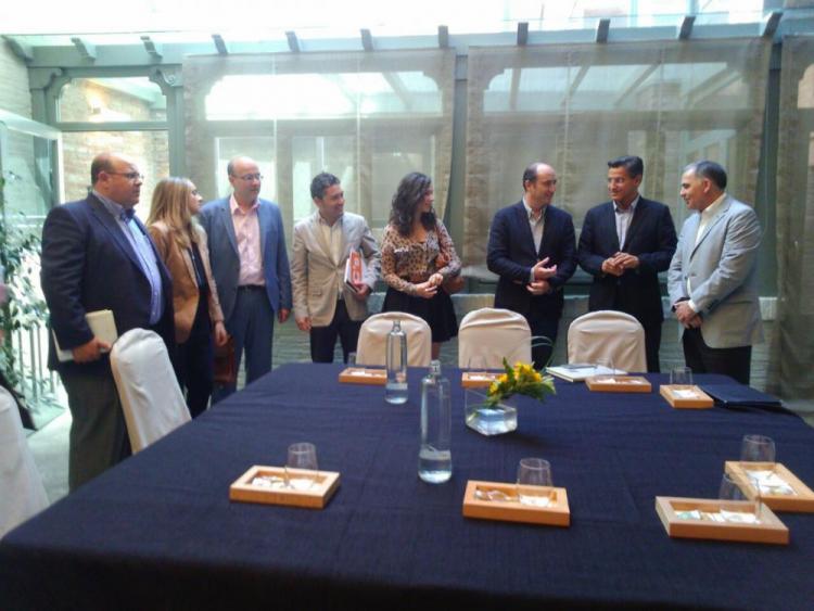 Las delegaciones de Ciudadanos y del PP, antes de la reunión de hoy.