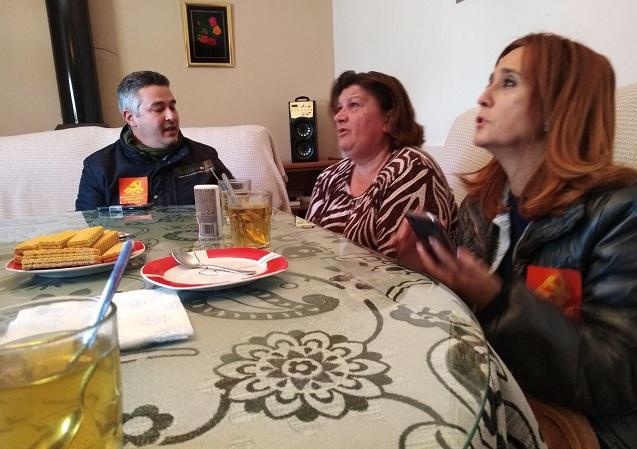 Diputados provinciales de IU, en la casa de la familia desahuciada en Deifontes.