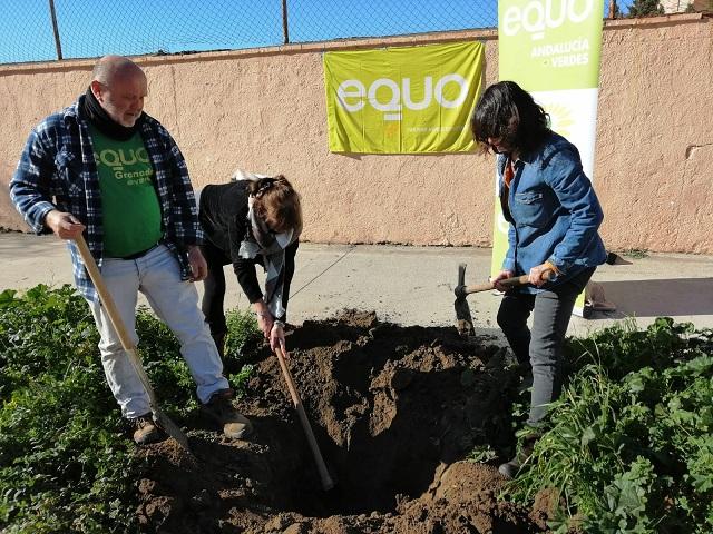 Miembros de Equo, durante la plantación de árboles este domingo.