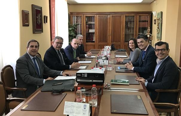 Parlamentarios del PP, a la derecha, frente a responsables del Colegio de Abogados.