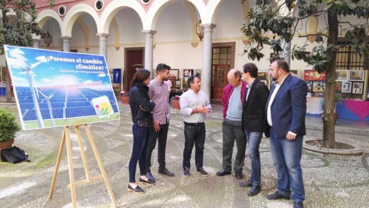 Representantes de IU esta mañana en el Ayuntamiento de Granada.