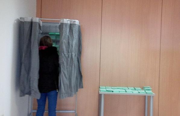 Una mujer prepara su voto en un colegio electoral de Armilla Una mujer prepara su voto en un colegio electoral de Armilla.