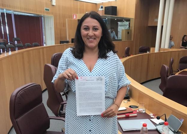 La diputada Alejandra Durán muestra la moción.