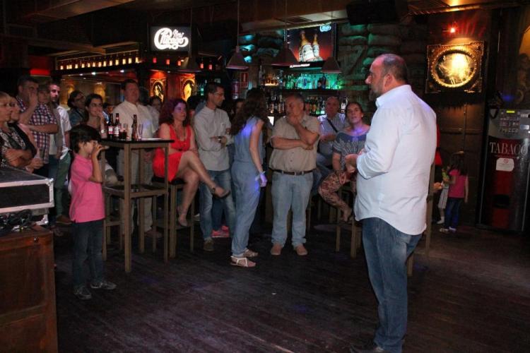 IU se presenta como la "verdadera alternativa" al bipartidismo y la derecha. Paco Puentedura, anoche.