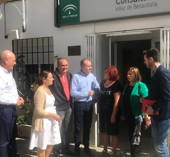 Representación socialista con el alcalde de Vélez Benaudalla. Representación socialista con el alcalde de Vélez Benaudalla.
