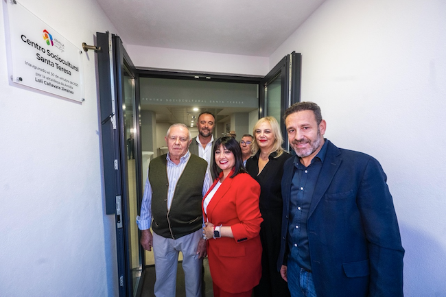 La alcaldesa de Armilla en la inauguración del nuevo centro.