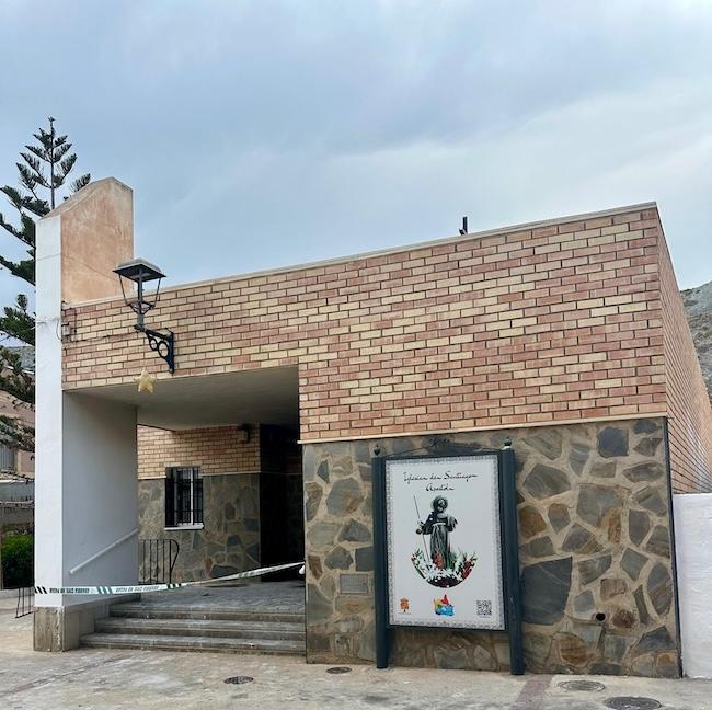 Iglesia de El Pozuelo con el precinto de la Guardia Civil.