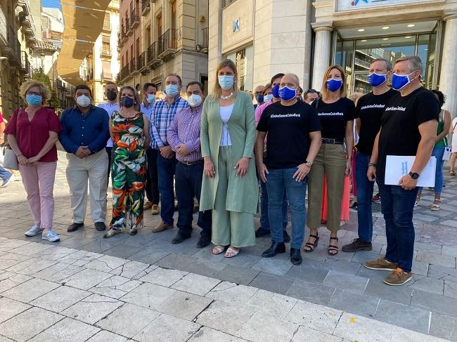 Inmaculada Hernández y otros representantes del PP, en la concentración contra el ERE en Caixabank.