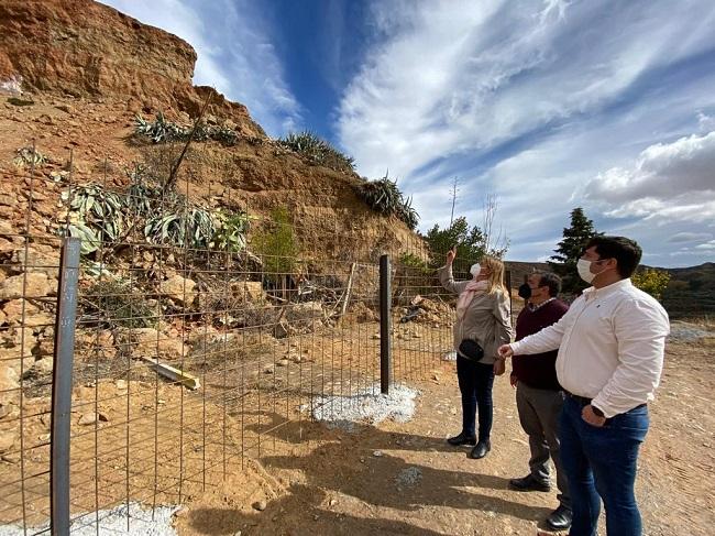 Inmaculada Hernández en su visita a la zona del derrumbe.