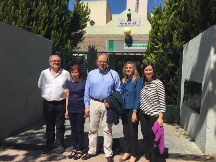 Sebastián Pérez con otros cargos de su partido en su visita a Maracena.