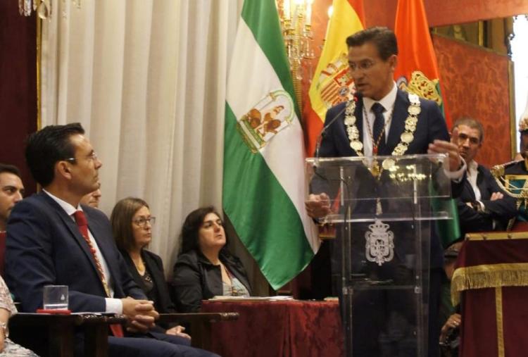 Luis Salvador, en presencia de Francisco Cuenca, durante su primera intervención como alcalde.