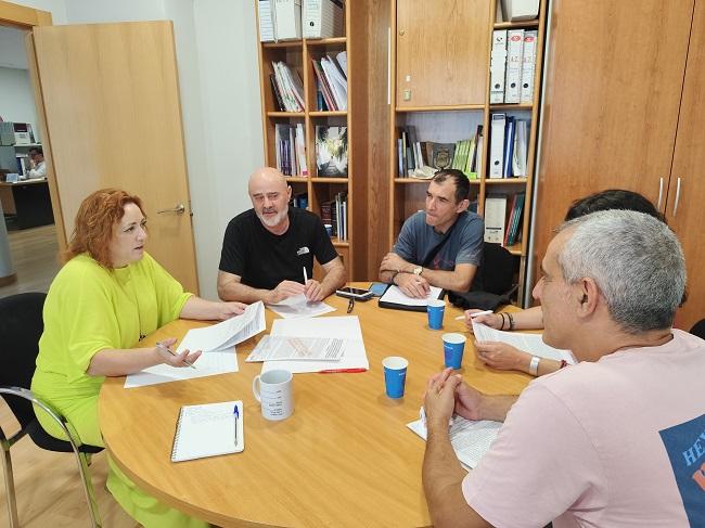 Mari Carmen Pérez con representantes del colectivo de trabajadores.