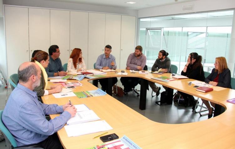 Reunión del grupo de IU en la Diputación con alcaldes y concejales de la formación. Reunión del grupo de IU en la Diputación con alcaldes y concejales de la formación.
