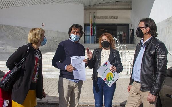 La coordinadora provincial ha acompañado a los compañeros de Motril en la presentación del escrito.