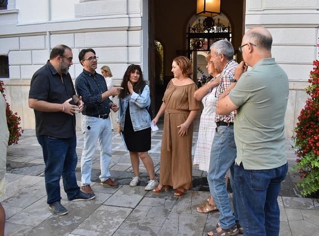 Representantes de IU, este jueves, a las puertas del Ayuntamiento de Granada.