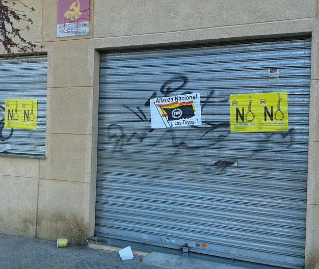 Carteles pegados en las persianas de la sede Carteles pegados en las persianas de la sede.