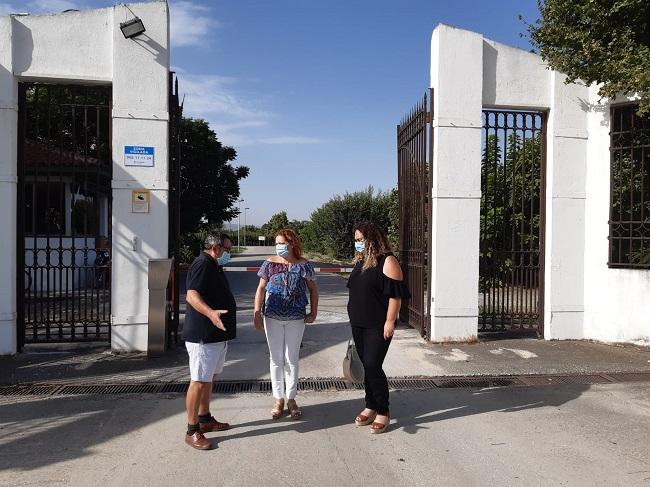 Miembros de IU, a las puertas del vivero.