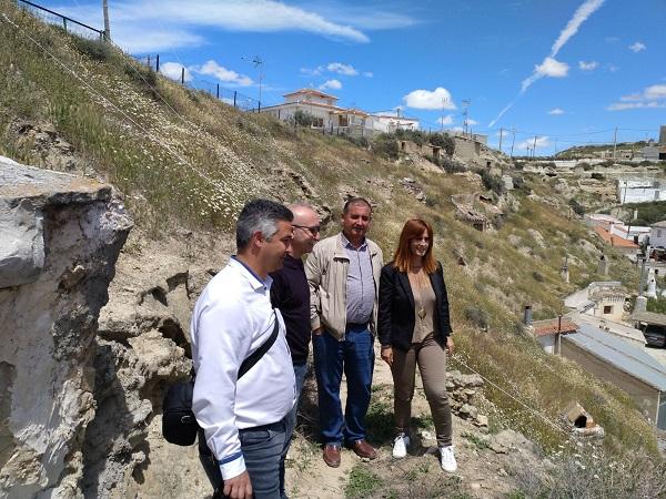 Imagen de archivo de una visita de los diputados provinciales a viviendas cueva.