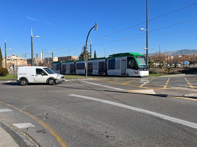 El Metro a su paso por Granada.