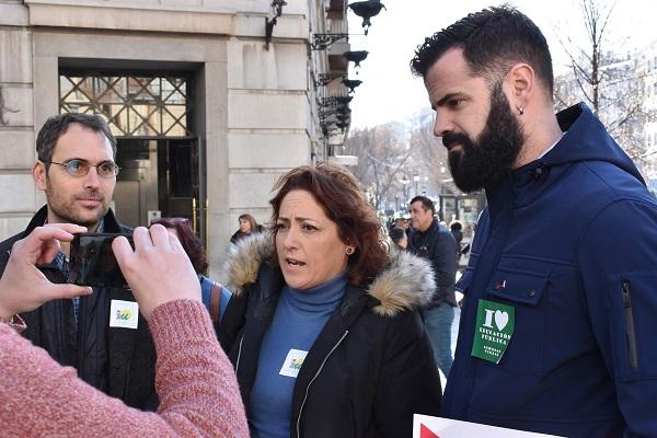 María del Carmen Pérez con Toni Valero y Jesús Fernández en la movilizacion de enero.