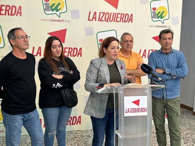 Mari Carmen Pérez junto a los representantes de IU en la Costa. 