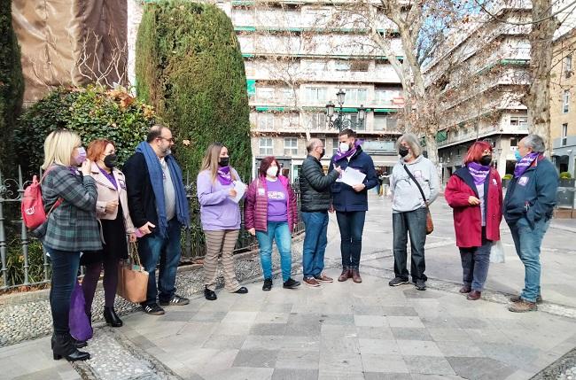 Representantes de IU, este lunes en Granada.