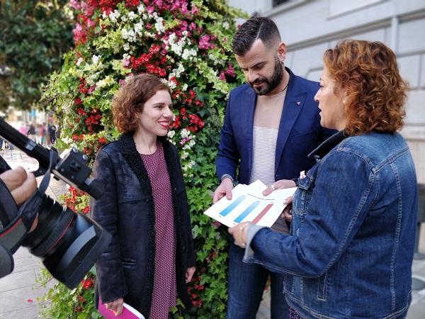 Los parlamentarios Jesús Fernández y Ana Villaverde con la coordinadora de IU María del Carmen Pérez.