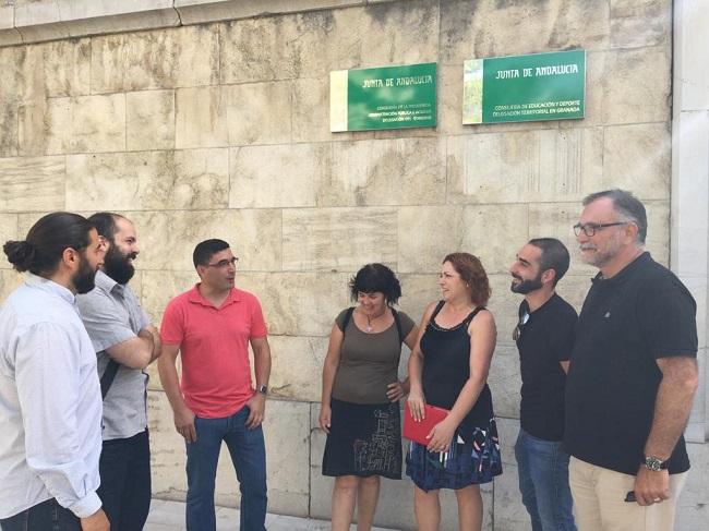 Representantes de IU, esta mañana ante la sede de la Junta.