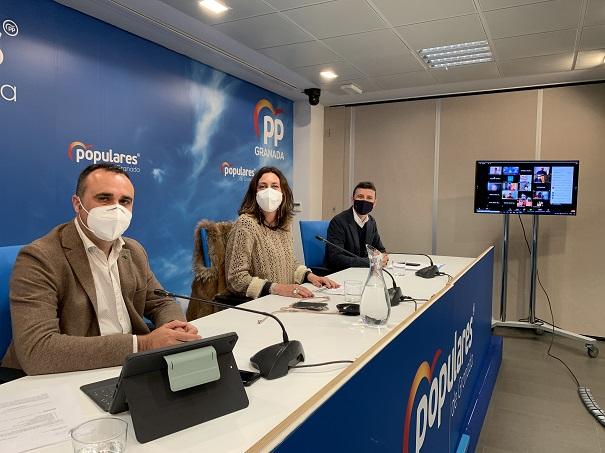 De izquierda a derecha, Francisco Rodríguez, Loles López y Jorge Saavedra. Imagen de la última Junta Directiva Provincial del PP de Granada.