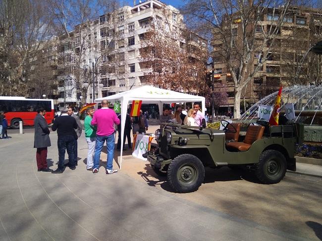 El 'jeep' pillado in fraganti junto a la mesa de Vox. El 'jeep' pillado in fraganti junto a la mesa de Vox.