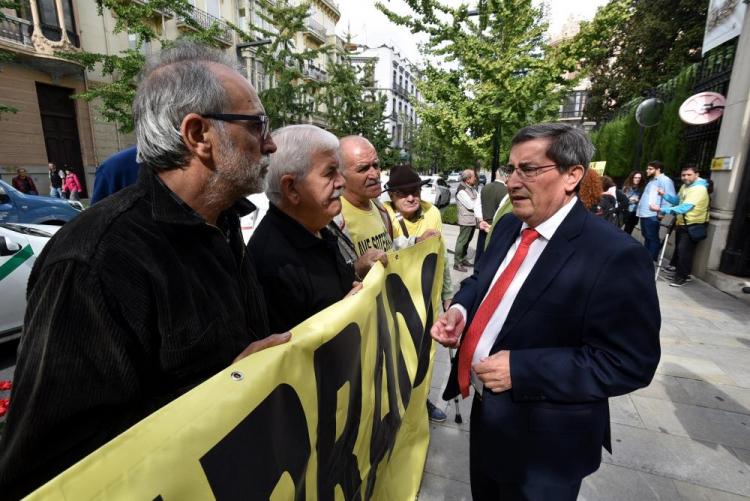 Entrena conversa con los representantes de la Marea Amarilla el día de la visita del ministro.