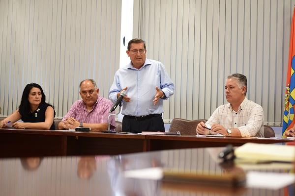 Entrena se dirige a los alcaldes. Entrena se dirige a los alcaldes.