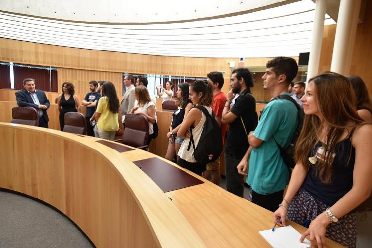 Los jóvenes conocen la Diputación de la mano de su presidente, José Entrena Los jóvenes conocen la Diputación de la mano de su presidente, José Entrena.