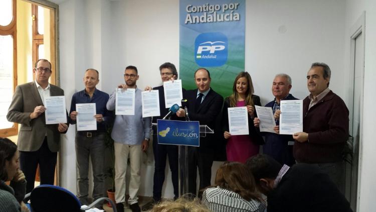 García Montero con su equipo, este lunes en Granada. 