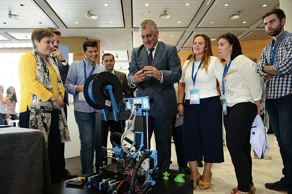 El consejero durante su visita al encuentro celebrado en Granada.