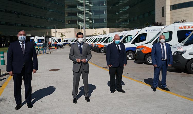 El presidente de la Junta, este miércoles en Granada, acompañado entre otros por el consejero de Salud y Familias. El presidente de la Junta, este miércoles en Granada, acompañado entre otros por el consejero de Salud y Familias.