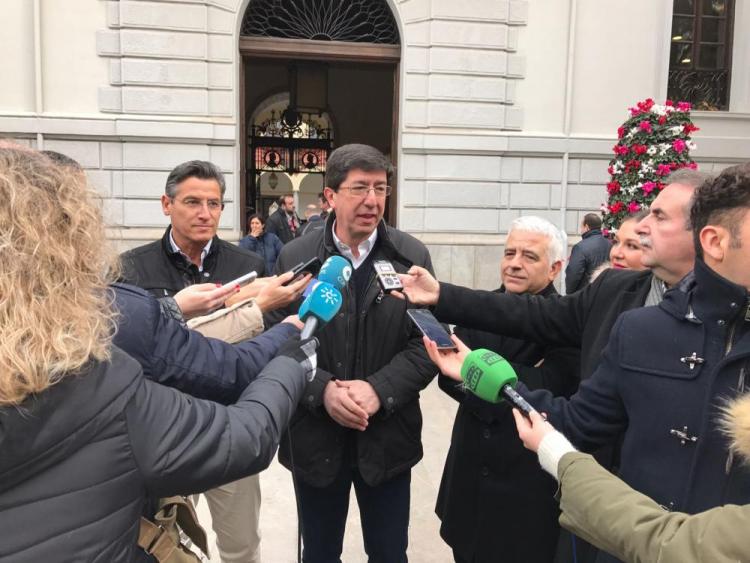 Juan Marín atiende a los periodistas a las puertas del Ayuntamiento de Granada Juan Marín atiende a los periodistas a las puertas del Ayuntamiento de Granada.