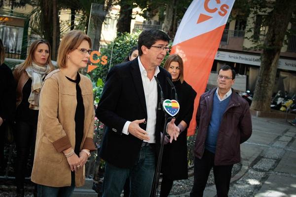 Juan Marín, junto a Mar Sánchez, en rueda de prensa en la Plaza de la Mariana.