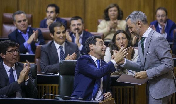 El consejero de Hacienda saluda al presidente de la Junta.