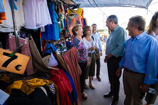 Juan Espadas, este miércoles en un mercadillo en Baza. 