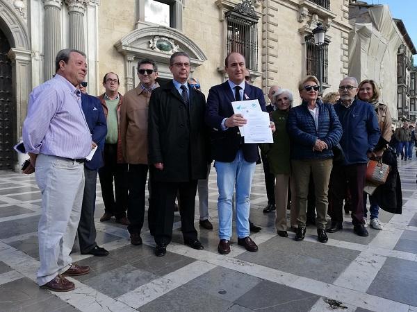 Juan García Montero acompañado de partidarios, a las puertas de la Audiencia.