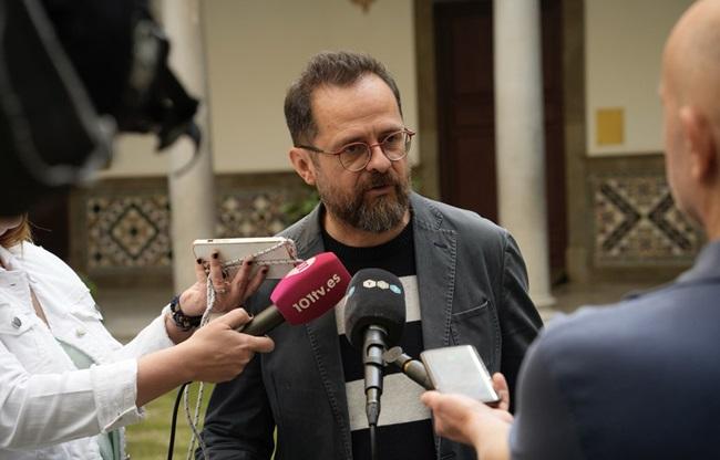 Juanjo Ibáñez atiende a los medios.