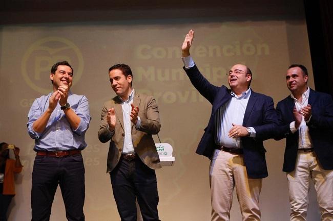Pérez, en una imagen de archivo con el ahora presidente del PP granadino, Moreno y Egea.