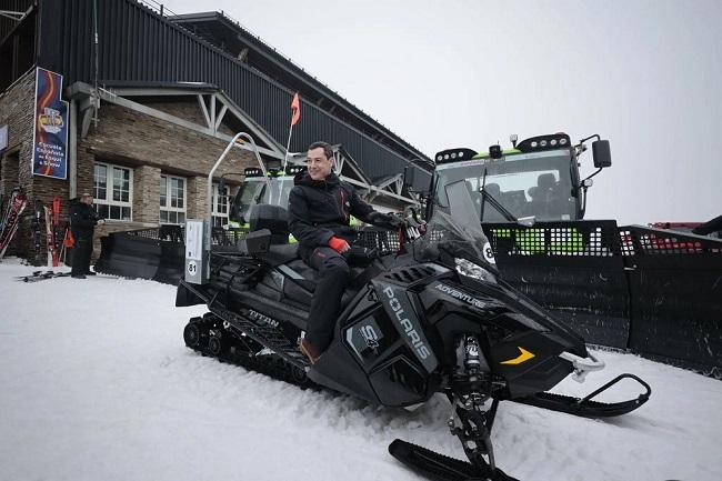 Juan Manuel Moreno, este jueves, en su visita a Sierra Nevada.