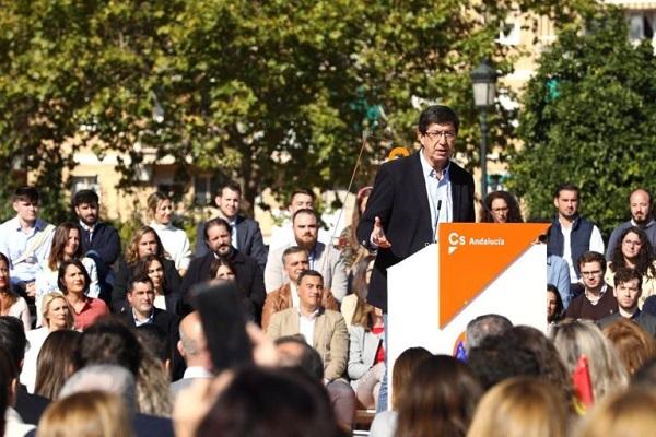 Juan Marín durante el acto público en Granada.