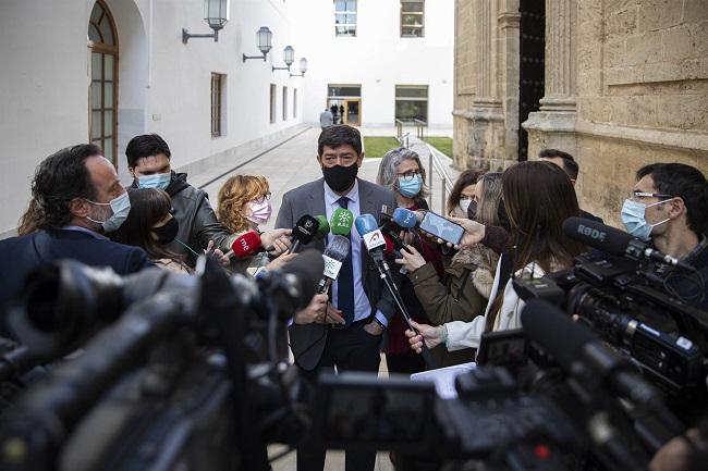 Juan Marín, en una atención a medios en el Parlamento.