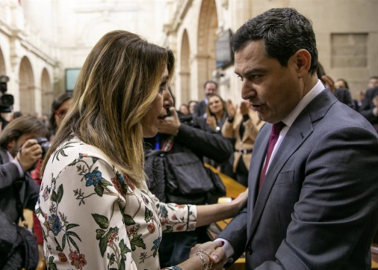 Juan Manuel Moreno recibe la felicitación de Susana Díaz.