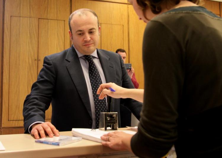 El presidente de la comisión, Julio Díaz (Ciudadanos) registra el dictamen.