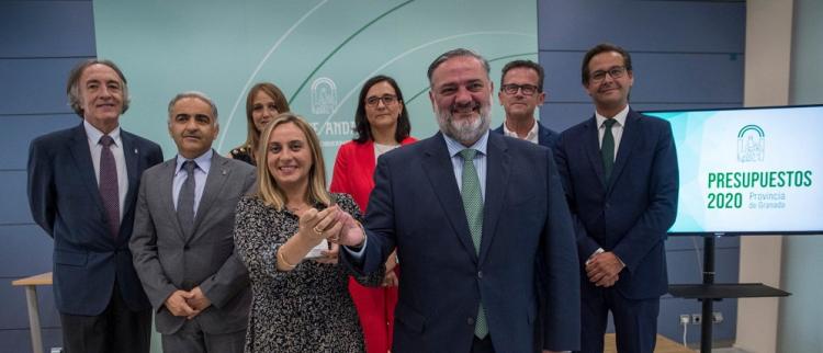 Marifrán Carazo y Pablo García, junto a los delegados y delegadas de la Junta en Granada.