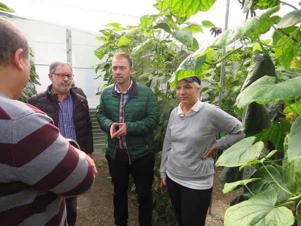 El delegado de Agricultura en su visita al invernadero de Julia Montijano.